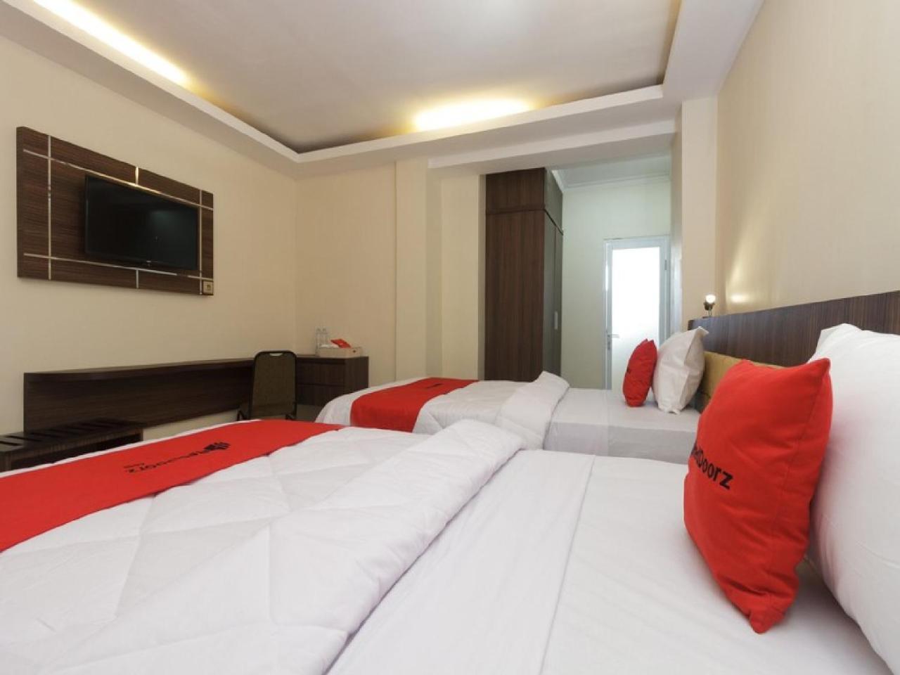 נקסר Reddoorz Plus @ Boulevard Panakkukang מראה חיצוני תמונה