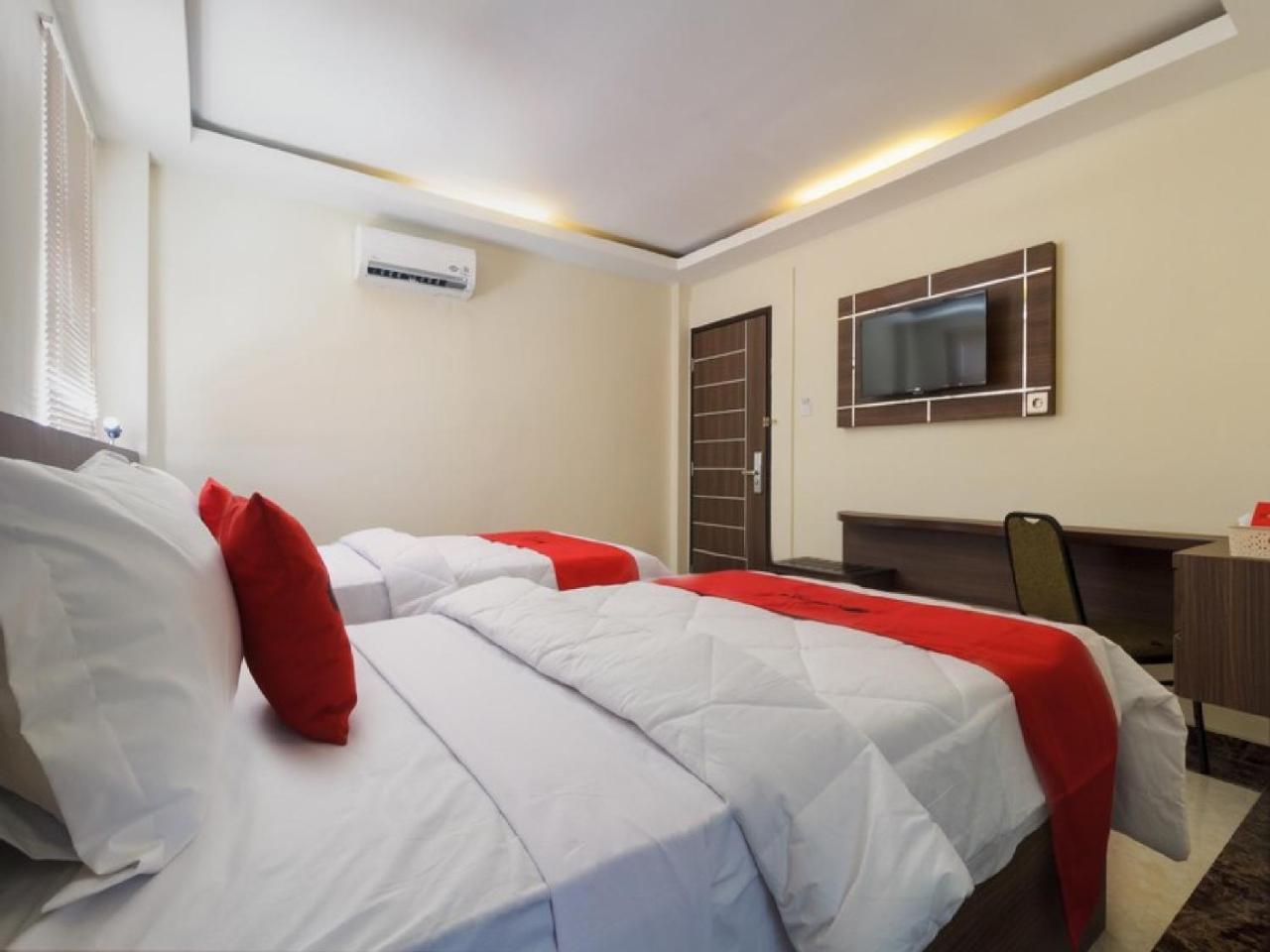 נקסר Reddoorz Plus @ Boulevard Panakkukang מראה חיצוני תמונה